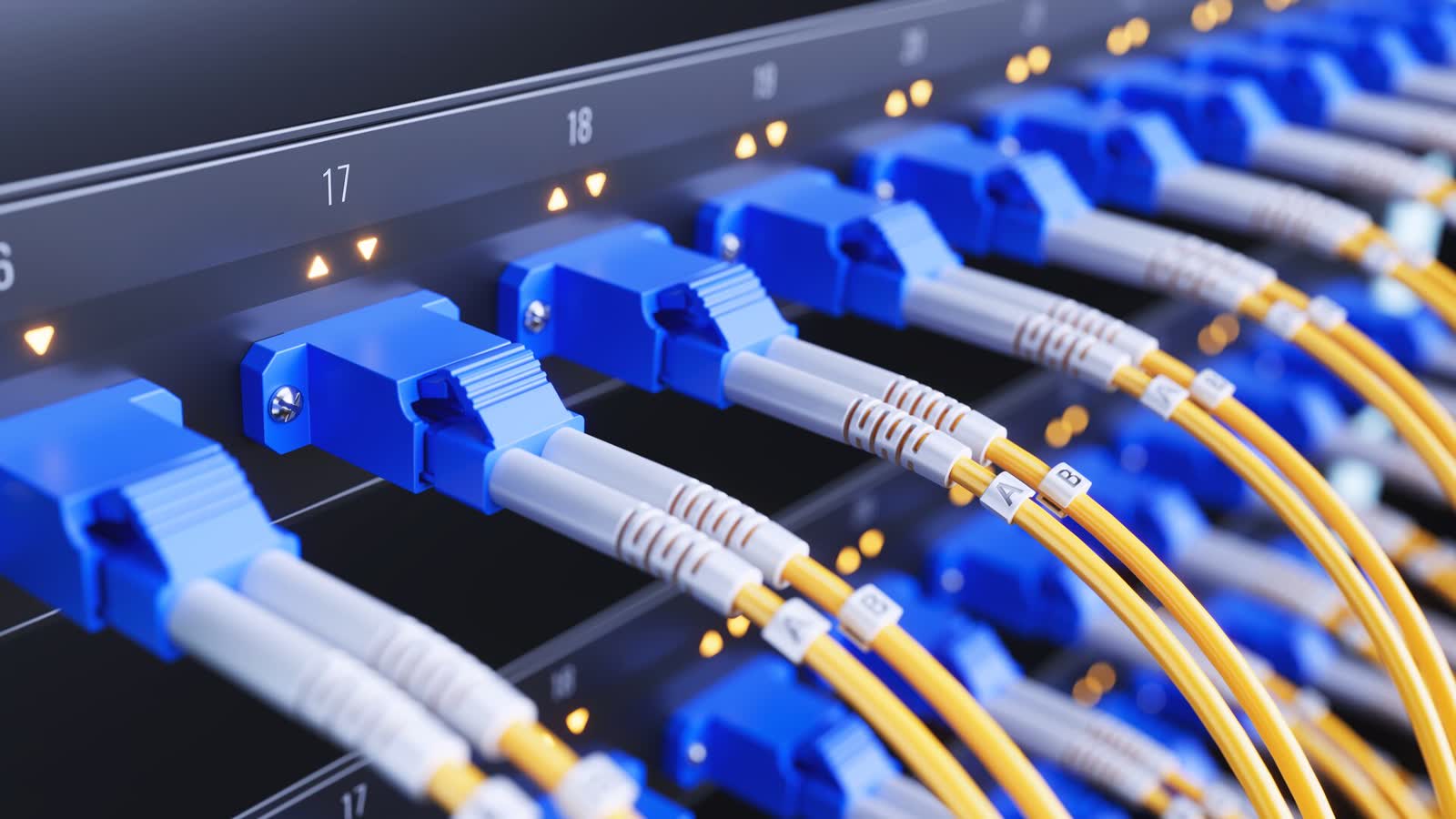 Glasfaser-Patchpanel mit blauen und gelben Steckverbindern