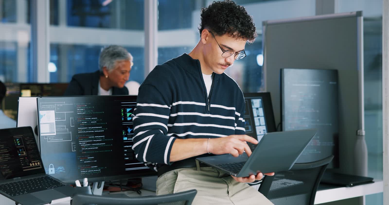 IT-Berater arbeitet mit dem Laptop an einem Büroarbeitsplatz