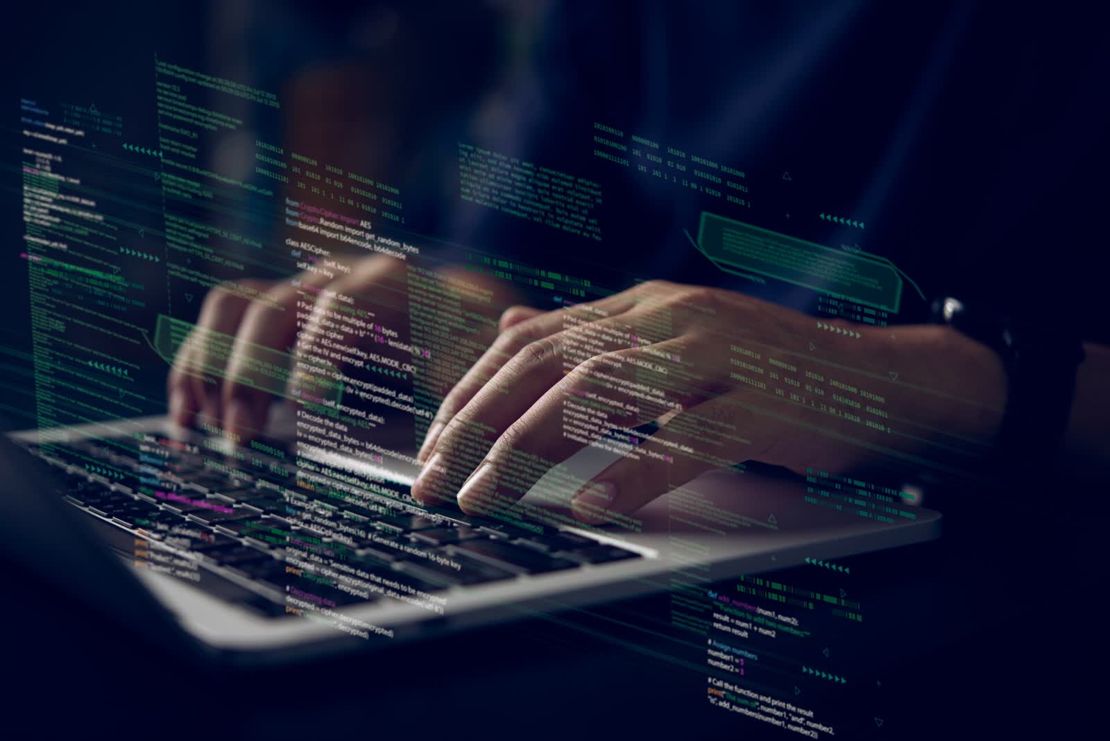 Hände tippen auf einer Tastatur, darüber eingeblendeter Programmcode
